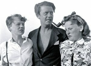 The young designer Viggo Boesen with two women in his arms.